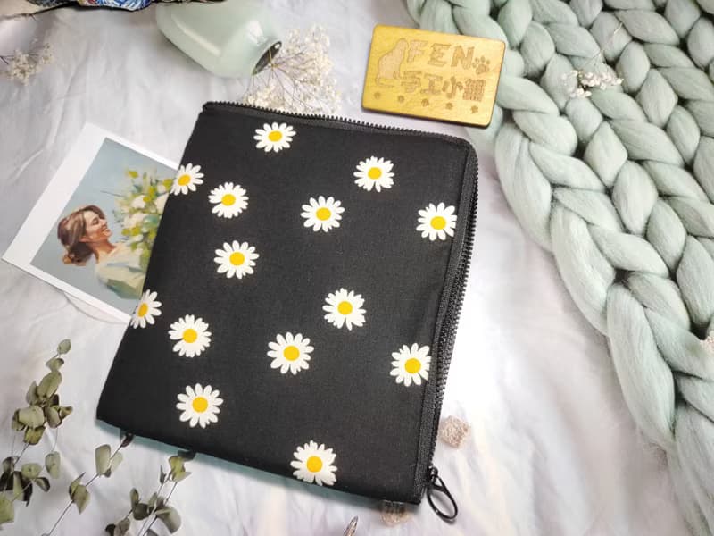 袋物系列-韓國薄棉布料黑底小雛菊L型拉鍊袋加鋪棉-電子書保護套-