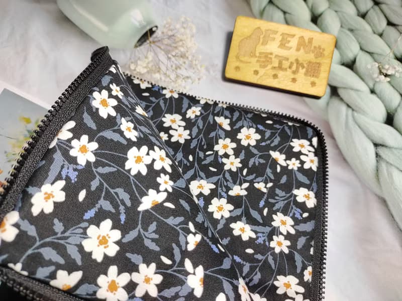 袋物系列-韓國薄棉布料黑底小雛菊L型拉鍊袋加鋪棉-電子書保護套-