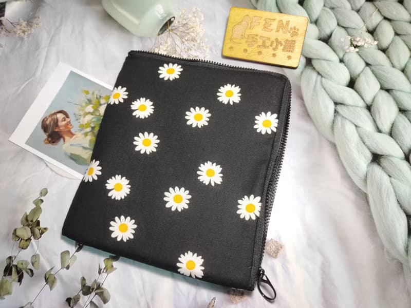 袋物系列-韓國薄棉布料黑底小雛菊L型拉鍊袋加鋪棉-電子書保護套-