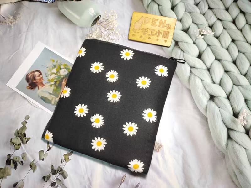袋物系列-韓國薄棉布料黑底小雛菊L型拉鍊袋加鋪棉-電子書保護套-