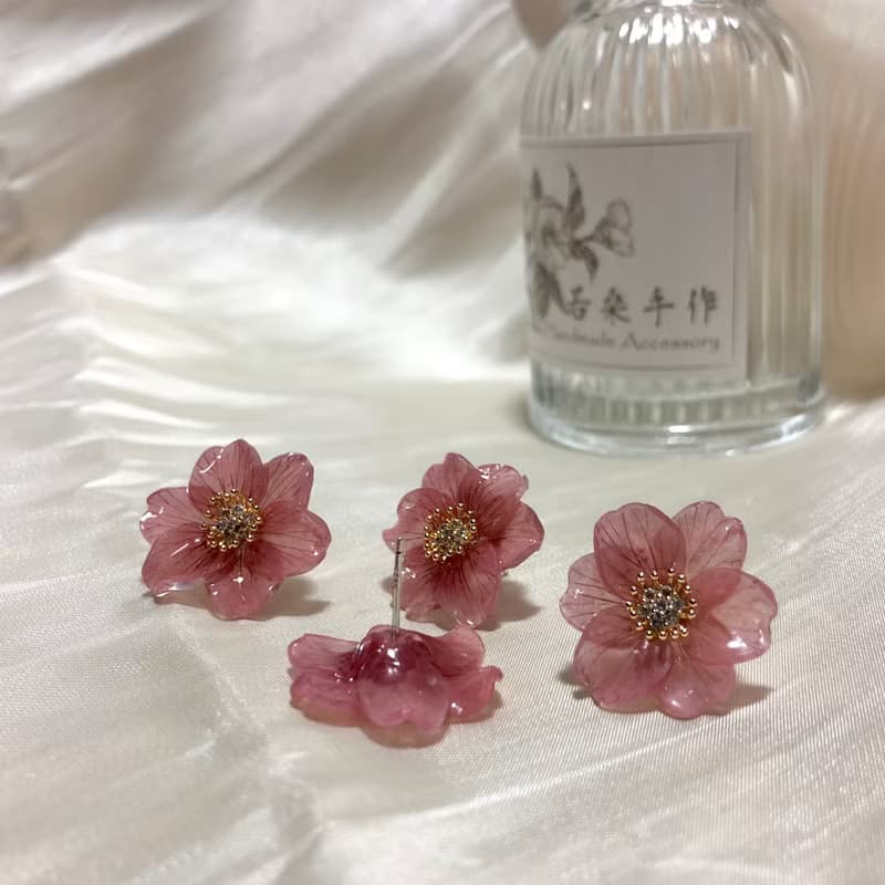 【若桑】山茶花Camelia /乾燥玫瑰色。鋯石/貼耳耳環。11月誕生花