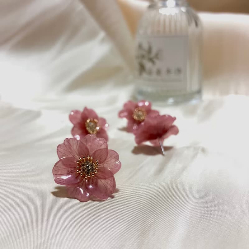 【若桑】山茶花Camelia /乾燥玫瑰色。鋯石/貼耳耳環。11月誕生花