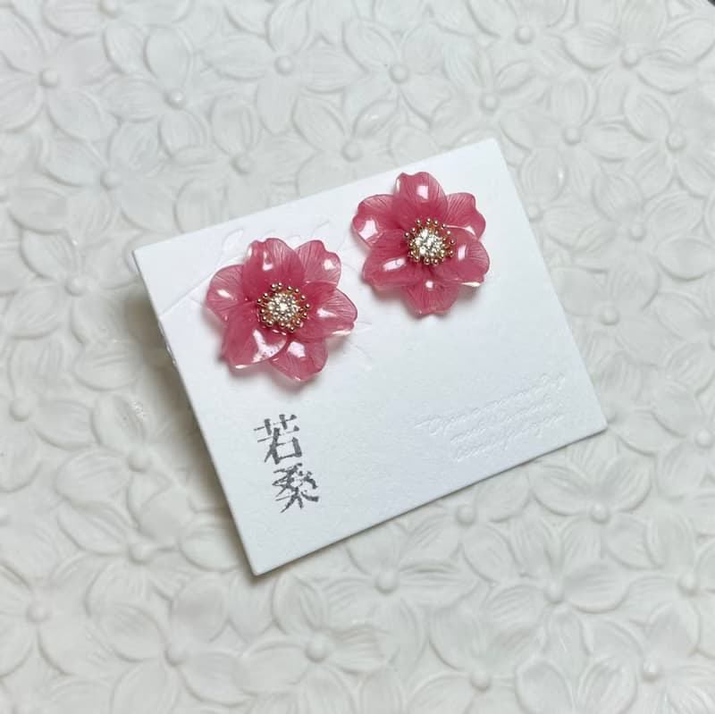 【若桑】山茶花Camelia /乾燥玫瑰色。鋯石/貼耳耳環。11月誕生花