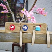 隆探吉布標手拿零錢包