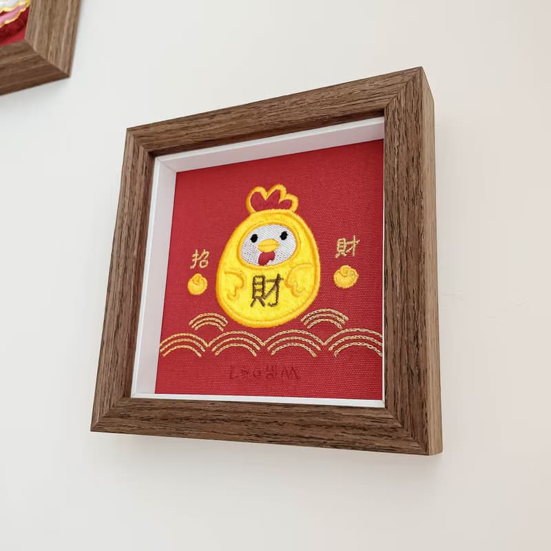 【發財雞】金雞達摩刺繡畫|入厝 開幕送禮 起家雞|實木