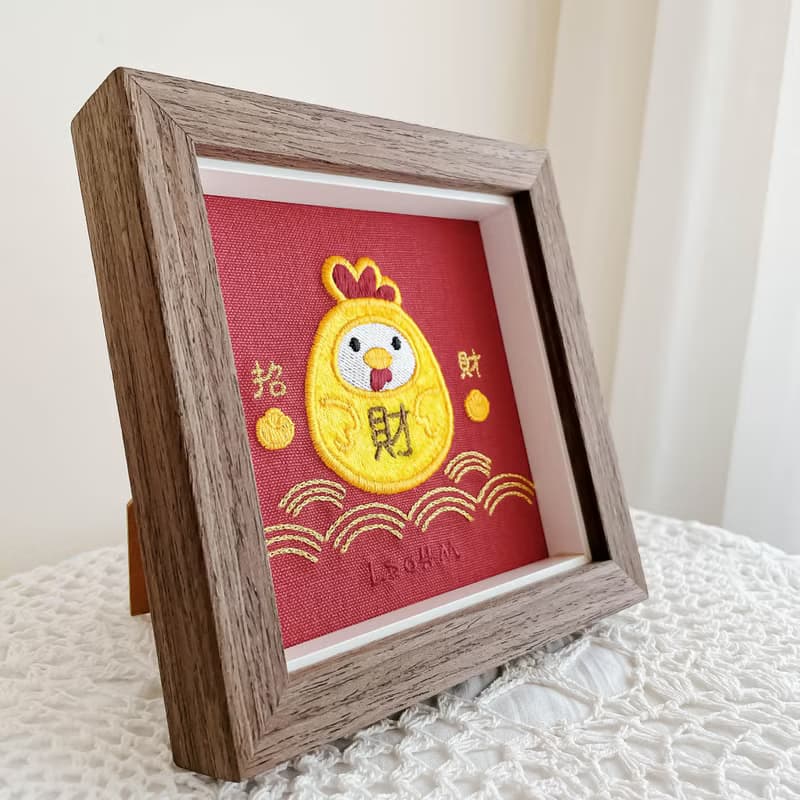 【發財雞】金雞達摩刺繡畫|入厝 開幕送禮 起家雞|實木