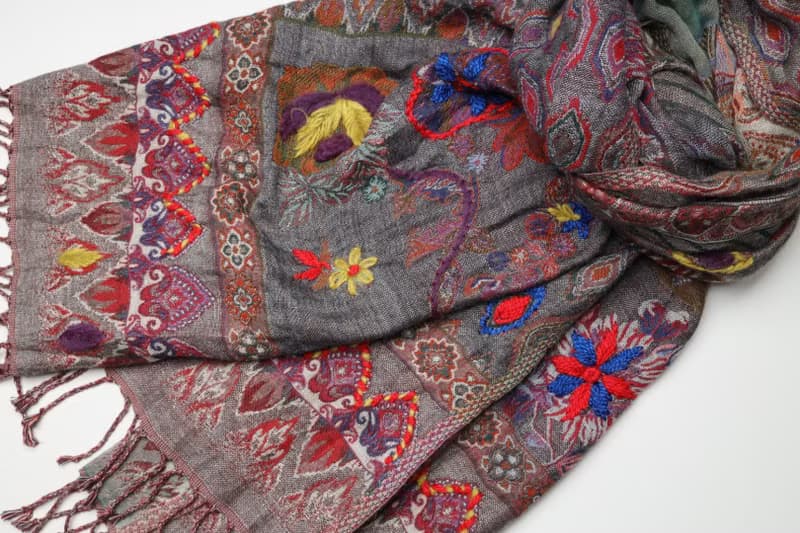 【畢業禮物】喀什米爾水煮羊毛手工刺繡圍巾披肩牛仔灰紫玫瑰花