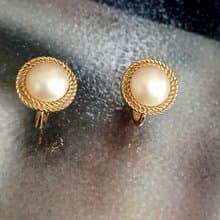 vintage jewelry Trifari 典雅金色仿珍珠圓形夾式耳環