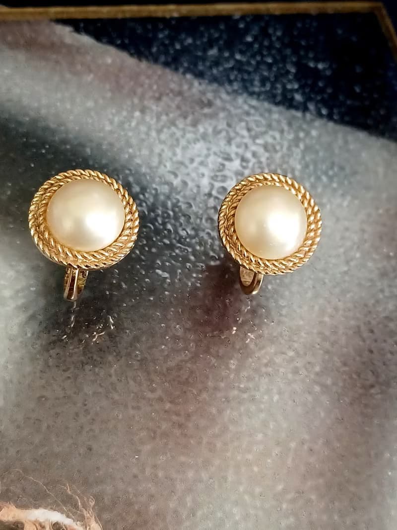 vintage jewelry Trifari 典雅金色仿珍珠圓形夾式耳環