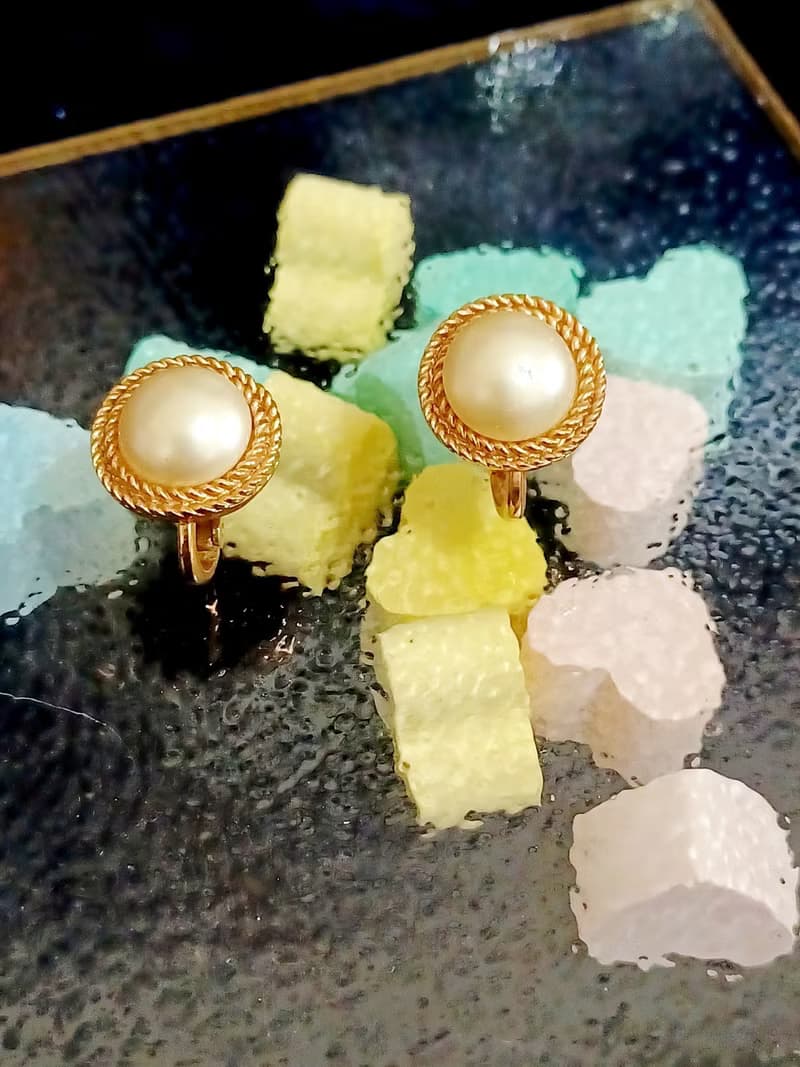 vintage jewelry Trifari 典雅金色仿珍珠圓形夾式耳環