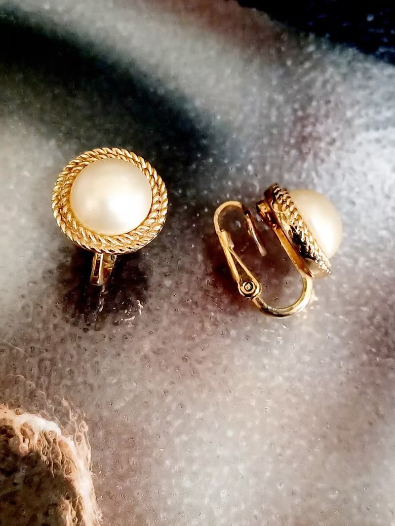 vintage jewelry Trifari 典雅金色仿珍珠圓形夾式耳環