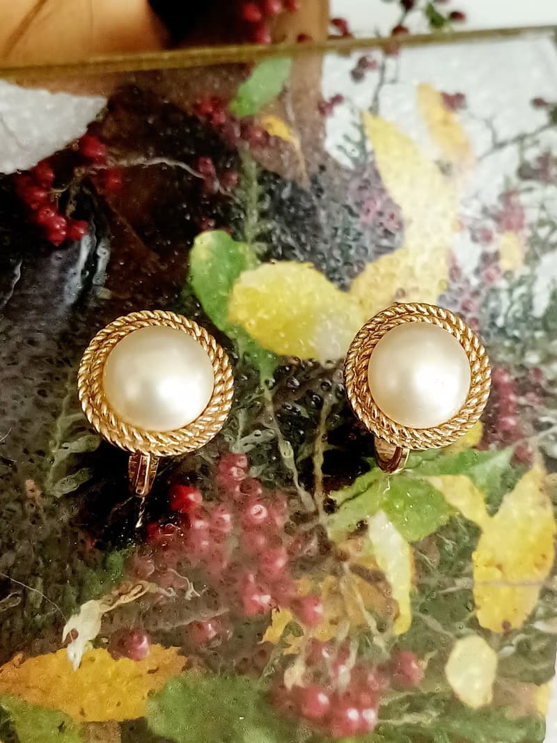 vintage jewelry Trifari 典雅金色仿珍珠圓形夾式耳環