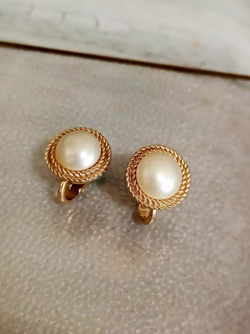 vintage jewelry Trifari 典雅金色仿珍珠圓形夾式耳環
