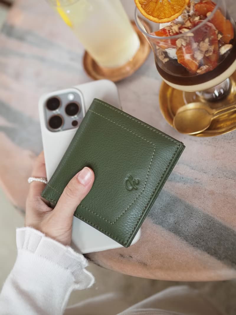 Hannah (Moss Green) : Small leather short wallet, folded wallet, Mini wallet