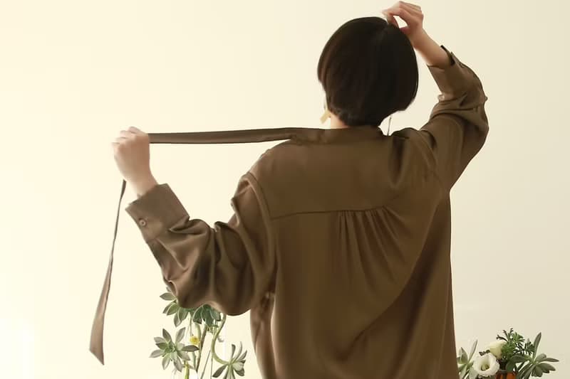 飄帶領緞面襯衫-焙茶