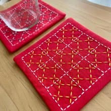 刺し子コースター2枚セット　比翼井桁レッド　刺繍　プレゼント　布小物　キッチン用品　カフェ雑貨　コーヒー　プレゼント　クリスマス　ビビット　誕生日