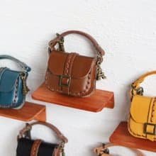 本革 ミニチュアバッグのバッグチャーム ストラップ付き チョコレート