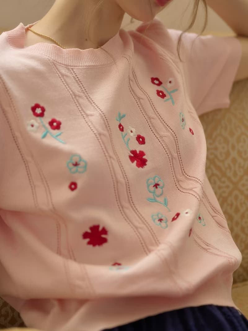 Isolde 圓領碎花刺繡上衣