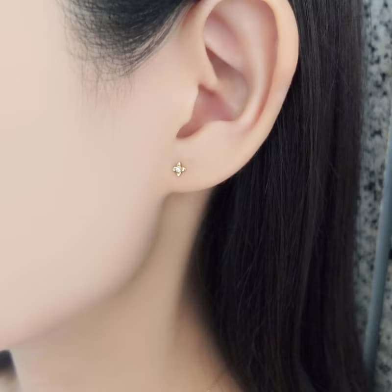 【Second Earrings】 18K 黃金迷你花朵耳環0.04ct
