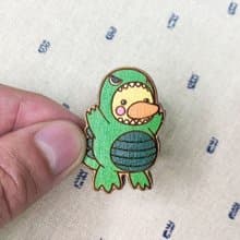 聞森木胸章 – 恐龍小鴨  wood 徽章 胸針 別針