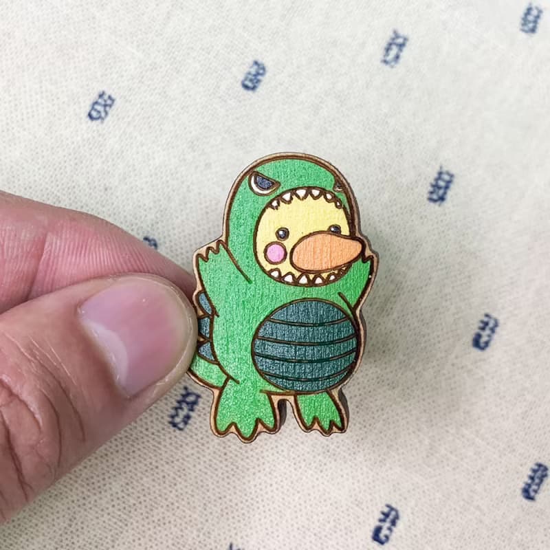 聞森木胸章 – 恐龍小鴨  wood 徽章 胸針 別針