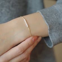細緻排列珍珠手鍊│14KGF 注金金屬鍊片 優雅迷人