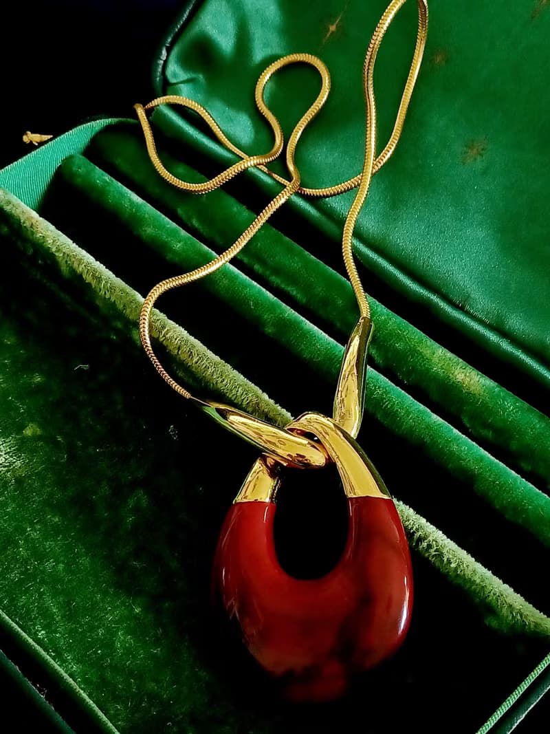 vintage jewelry Trifari 金色勃艮第酒紅樹脂垂墜 項鍊