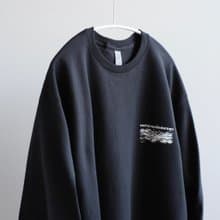 loose-fitting silhouette / long sleeve t-shirt / black / unisex