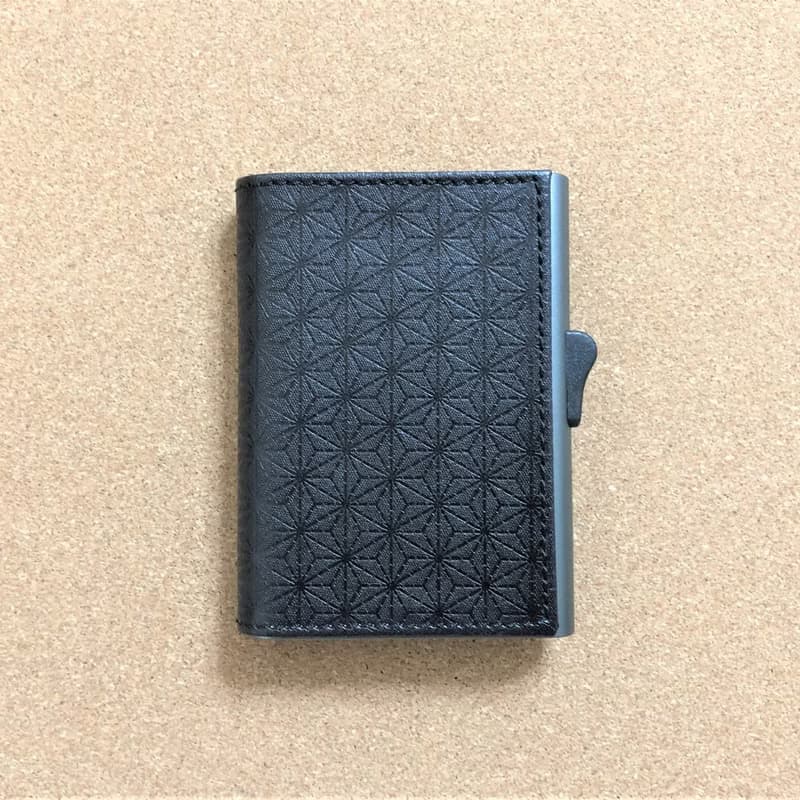 京友禅革カードケース 江戸時代の小紋絵柄を型押しした京友禅革-麻の葉 黒とスキミング防止カードケース-Csecureのコラボレーション