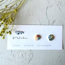 カラフル 絵付 陶器 金継ぎ ピアス イヤリング ノンホールピアス 小さい 小ぶり シンプル 赤 レッド 青 ブルー イエロー 黄色 グリーン 緑 オレンジ 橙
