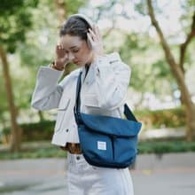 日常防潑水斜背包L號 KASEN ECO (寶石藍)