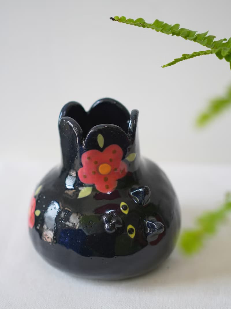 花の器皿 • 綻放黑貓