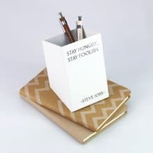 【OPUS東齊金工】歐式鐵藝名言筆筒-賈伯斯(白)/筆插/文具收納