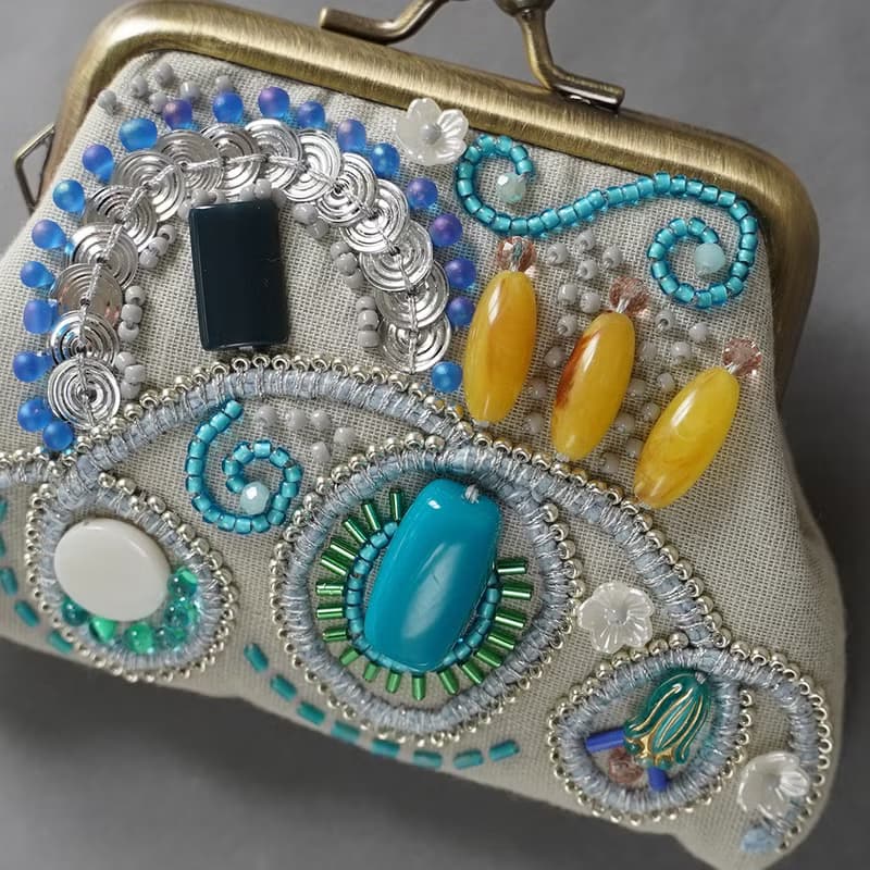 ビーズ刺繍の小さながま口 12　グレー　カラフル　ビーズ刺繍　ギフト　母の日　敬老の日　クリスマス　マチなしポーチ