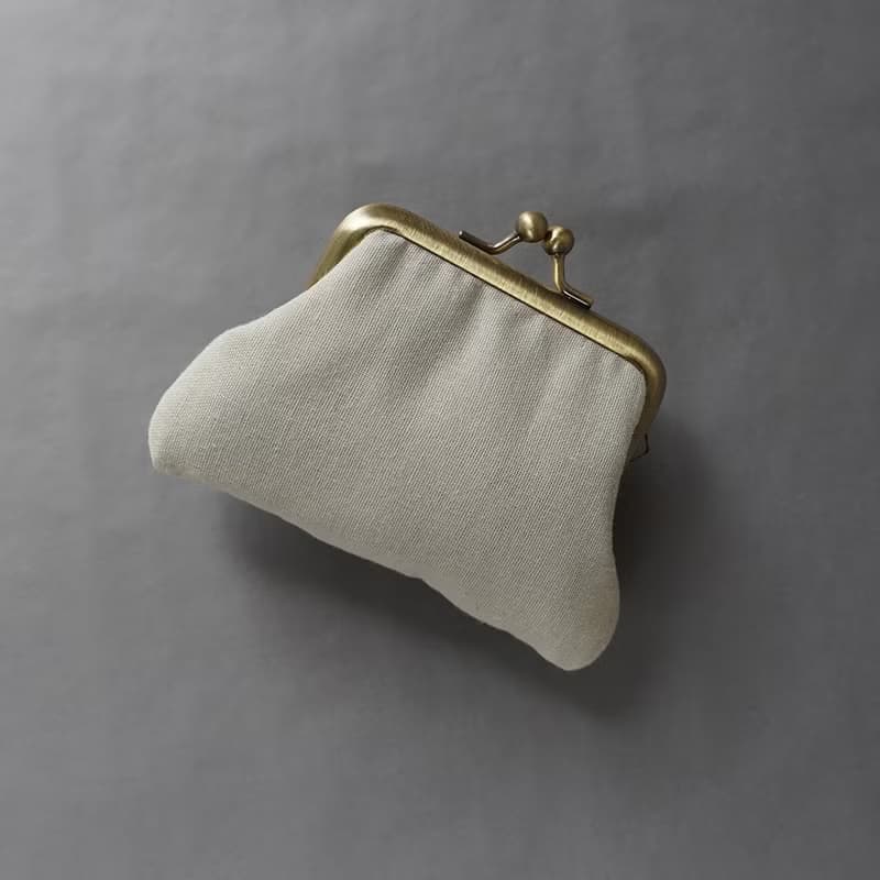 ビーズ刺繍の小さながま口 12　グレー　カラフル　ビーズ刺繍　ギフト　母の日　敬老の日　クリスマス　マチなしポーチ