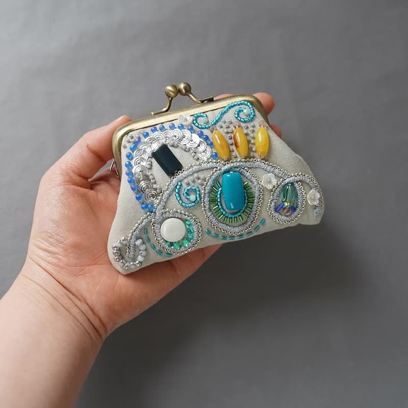 ビーズ刺繍の小さながま口 12　グレー　カラフル　ビーズ刺繍　ギフト　母の日　敬老の日　クリスマス　マチなしポーチ