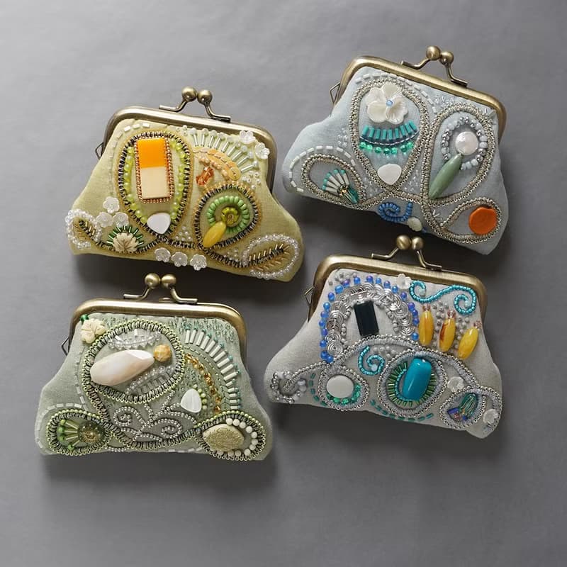 ビーズ刺繍の小さながま口 12　グレー　カラフル　ビーズ刺繍　ギフト　母の日　敬老の日　クリスマス　マチなしポーチ