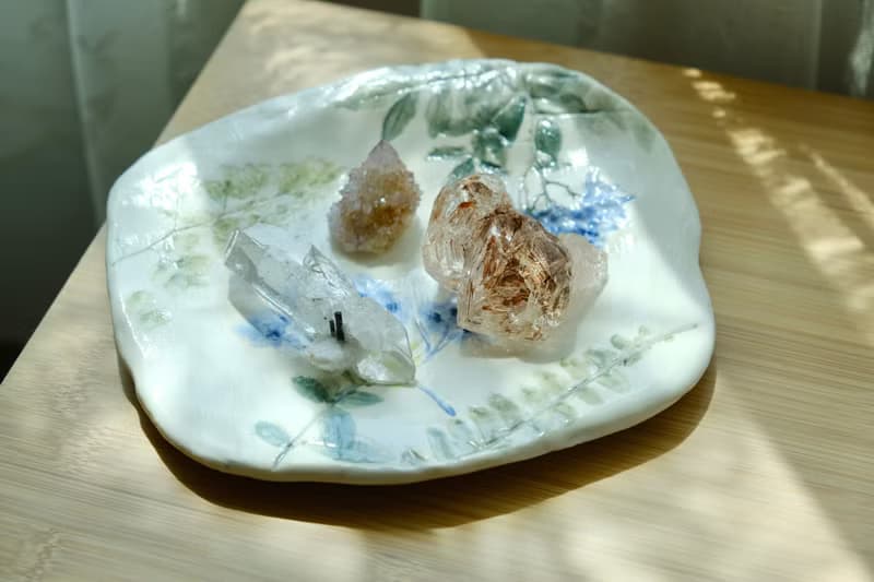 【畢業禮物】藝術手捏陶藍紫花影白瓷盤安全無毒釉下彩自然壓印