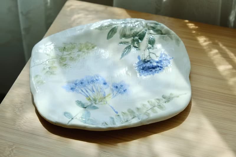 【畢業禮物】藝術手捏陶藍紫花影白瓷盤安全無毒釉下彩自然壓印