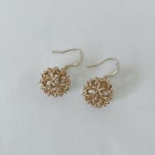 【I35b】幾何耳飾 鏤空圓管 菊 樹脂 金屬色系