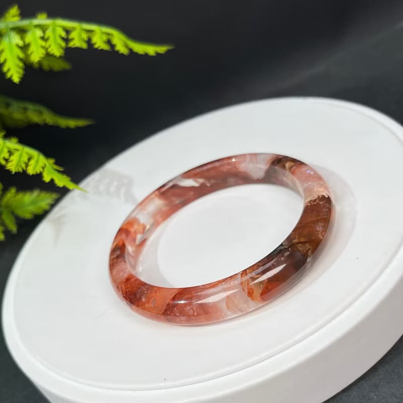 鴆羽幽靈水晶手鐲 56+MM 冰透彩虹閃片牛血紅膠花手環 調節心緒