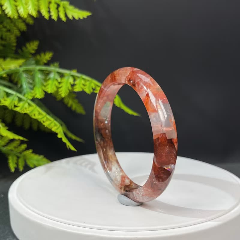 鴆羽幽靈水晶手鐲 56+MM 冰透彩虹閃片牛血紅膠花手環 調節心緒