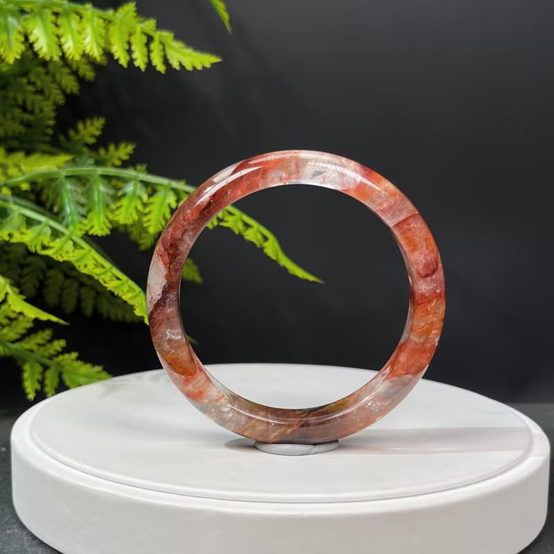 鴆羽幽靈水晶手鐲 56+MM 冰透彩虹閃片牛血紅膠花手環 調節心緒