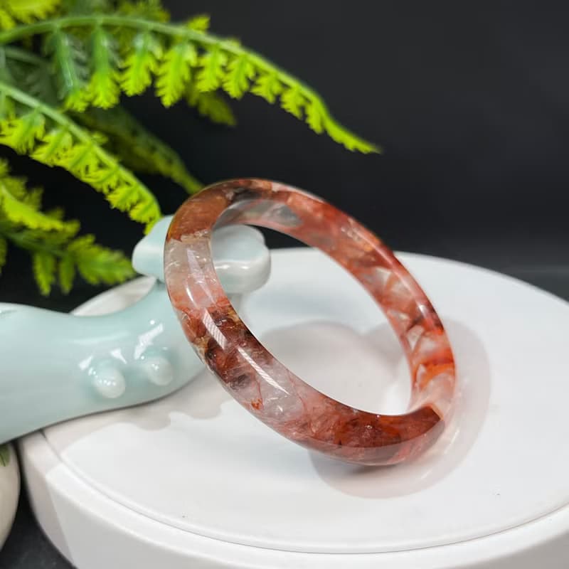 鴆羽幽靈水晶手鐲 56+MM 冰透彩虹閃片牛血紅膠花手環 調節心緒