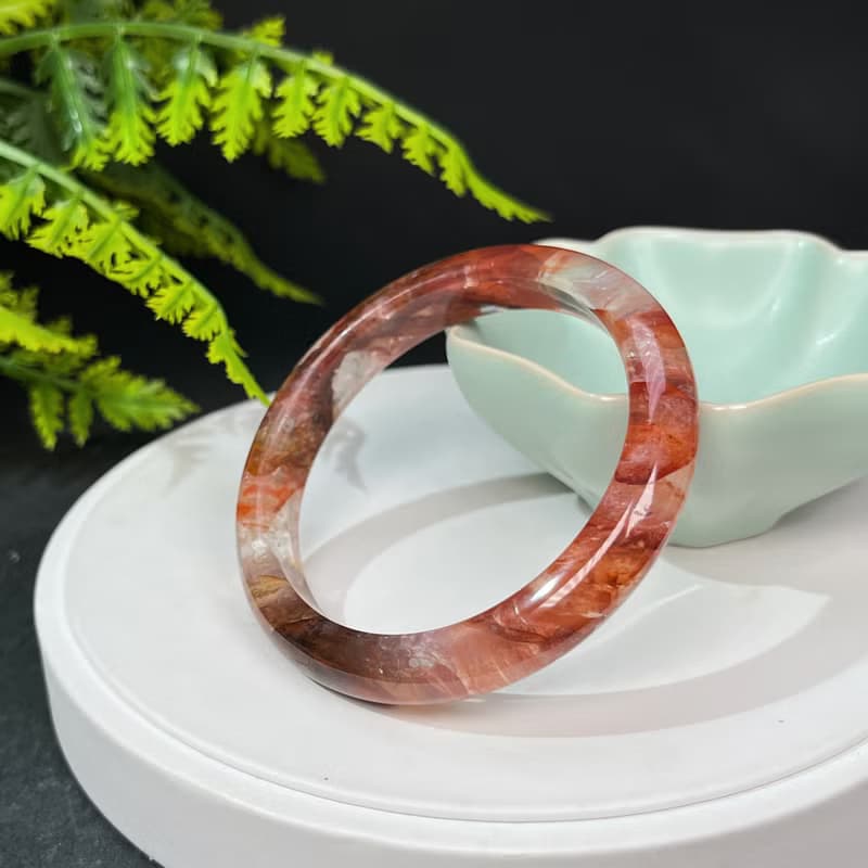 鴆羽幽靈水晶手鐲 56+MM 冰透彩虹閃片牛血紅膠花手環 調節心緒