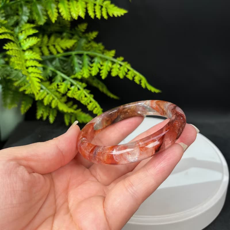 鴆羽幽靈水晶手鐲 56+MM 冰透彩虹閃片牛血紅膠花手環 調節心緒