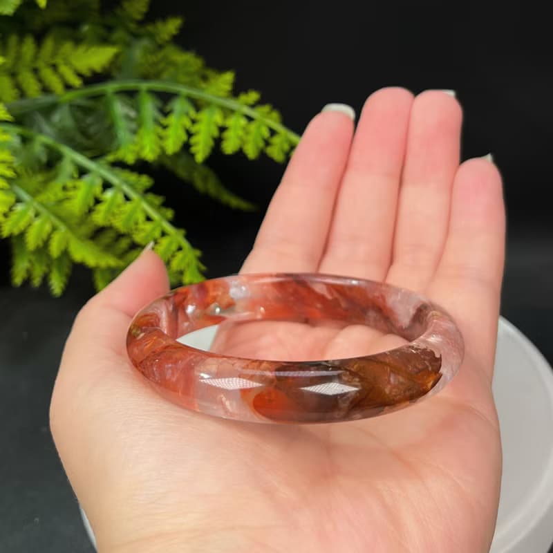 鴆羽幽靈水晶手鐲 56+MM 冰透彩虹閃片牛血紅膠花手環 調節心緒