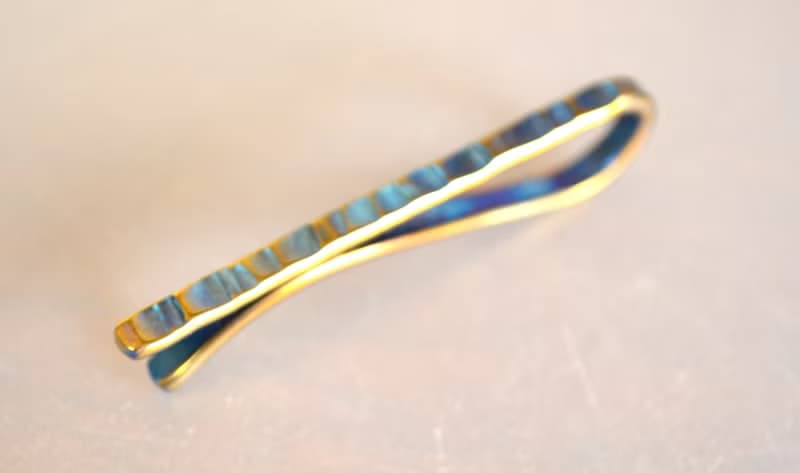 Titanium tie bar・純チタンネクタイピン=青に金=5４mm・A