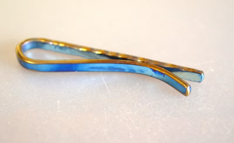 Titanium tie bar・純チタンネクタイピン=青に金=5４mm・A