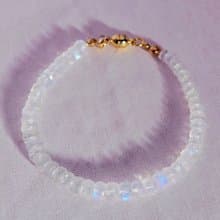 【日本製】青いシラーがキラキラ、ロイヤルブルームーンストーンのブレスレット